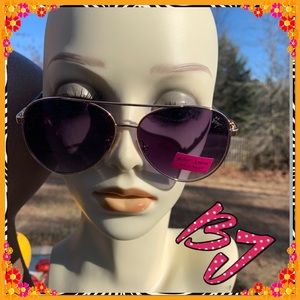 Betsey Johnson gold/pink frame sun glasses 😎 💕
